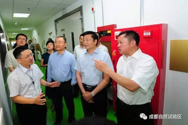 成都市委常委吳凱探索小巷獨(dú)特風(fēng)味，城市細(xì)微之處的魅力探索